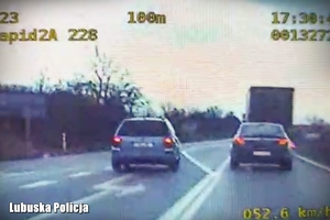 Obraz z wideorejestratora pojazd wyprzedza w miejscu niedozwolonym
