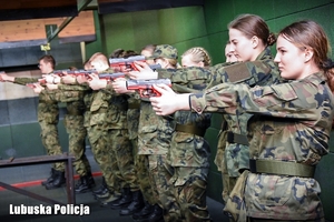 Instruktor pokazuje jak korzystać z broni
