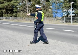 Policjantka drogówki zatrzymuje pojazd do kontroli drogi.