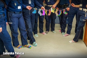 Kolorowe skarpetki na stopach policjantów