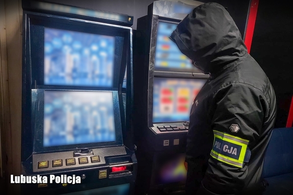 Nieumundurowany policjant oraz zabezpieczone nielegalne automaty do gier hazardowych.