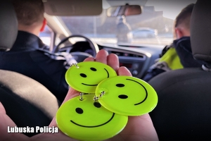 Policyjne odblaski w dłoni policjanta