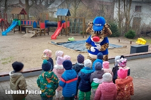 Policyjna maskotka rozmawia z przedszkolakami
