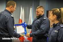 Komendant gratuluje policjantowi