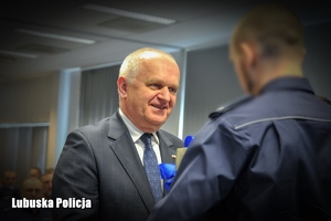 Wojewoda Lubuski rozmawia z policjantem