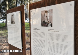 Tablice informacyjne dotyczące Rotmistrza Witolda Pileckiego.