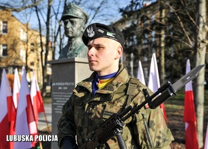 Posterunek honorowy żołnierza przy pomniku Rotmistrza Witolda Pileckiego.