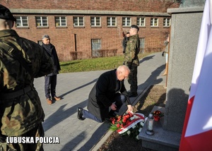 Wojewoda Lubuski składa kwiaty przed pomnikiem Rotmistrza Witolda Pileckiego.