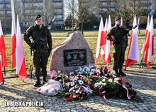 Posterunek honorowy przy pomniku poświęconemu Żołnierzom Wyklętym.