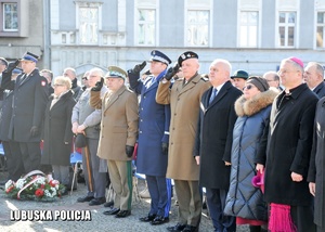 Uczestnicy uroczystości podczas odegrania hymnu Polski.