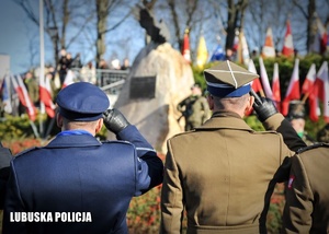 Oddanie honorów przed pomnikiem żołnierzy wyklętych.