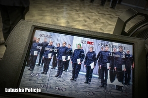 kamera nagrywa nowych policjantów