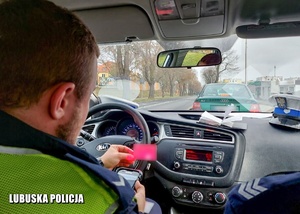 Policjant drogówki podczas czynności legitymowania.