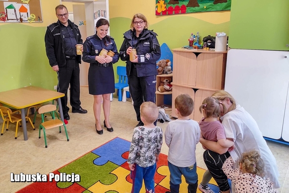 policjanci przekazują upominki dla dzieci