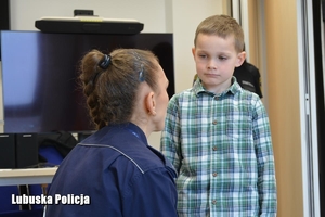 policjantka rozmawia z chłopcem