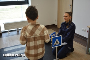 policjantka rozmawia z chłopcem