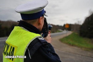 Policjanci ruchu drogowego mierzy prędkość