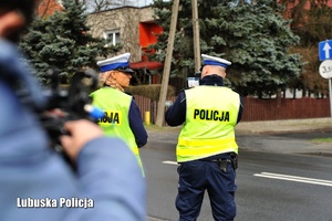 Policjanci ruchu drogowego kontrolują prędkość