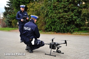Policjanci drogówki podczas uruchamiania policyjnego drona.