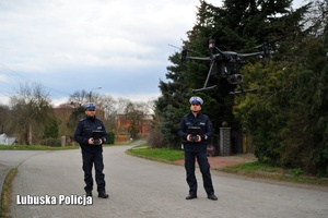 Policjanci podczas kontroli drona powietrznego.