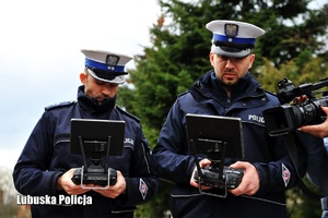 Policjanci drogówki podczas kontroli policyjnym dronem.