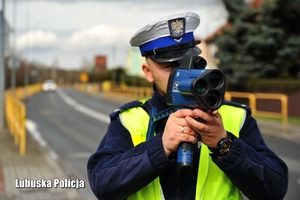 Policjant drogówki podczas kontroli prędkości jadących pojazdów.