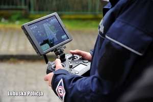 Policjant podczas kontroli drona powietrznego.