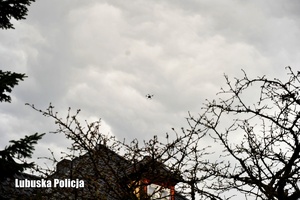 Policyjny dron w powietrzu.
