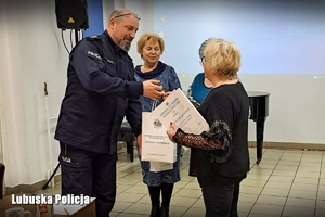 Policjant gratuluje seniorkom