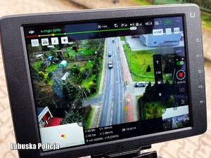 Wyświetlacz policyjnego drona przedstawiający ruch uliczny.