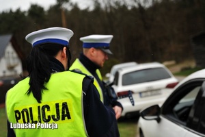 Policjanci drogówki podczas kontroli drogowej.
