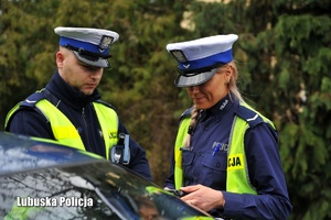 Policjanci drogówki podczas kontroli drogowej.
