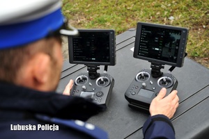 Policjant drogówki podczas uruchamiania drona powietrznego.