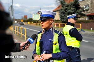 Policjantka drogówki udziela wywiadu dziennikarzowi.