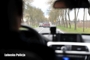 Policjanci w nieoznakowanym radiowozie patrolują drogę