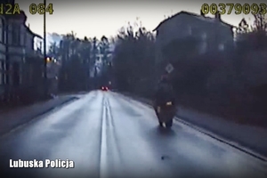 Zrzut z policyjnego videorejestratora - uciekający motocyklista na drodze.