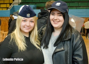 Uczennice w czapkach policyjnych.