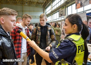 Policjantka prezentuje uczniom urządzenie do badania trzeźwości.