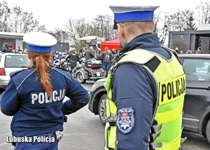 Policjanci drogówki, a w tle motocykliści.