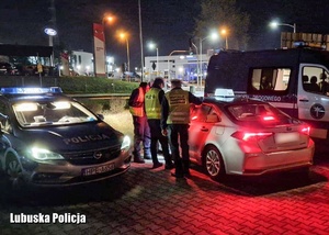 Policjanci i funkcjonariusze Inspekcji Transportu Drogowego podczas nocnych kontroli drogowych.