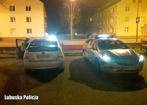 Policjanci podczas nocnych kontroli drogowych.