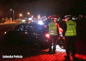 Policjanci i funkcjonariusze Inspekcji Transportu Drogowego podczas nocnych kontroli drogowych.