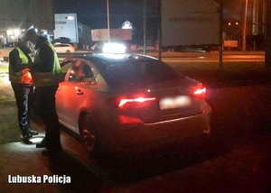 Policjanci podczas nocnych kontroli drogowych.