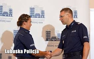 policjantka otrzymuje gratulacje