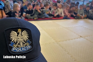 policyjna czapka i dzieci w tle