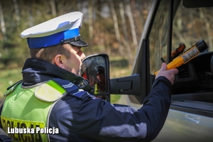 Policjant ruchu drogowego podczas stanu trzeźwości kontroli kierującego