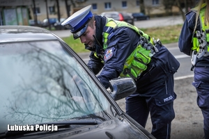 policjant rozmawia z kierowcą