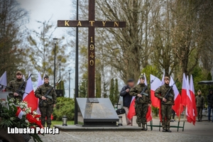 mundurowi przy pomniku Ofiar Katynia