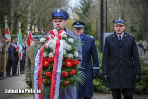 mundurowi składają kwiaty pod pomnikiem