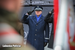 Policjant oddaje honor
